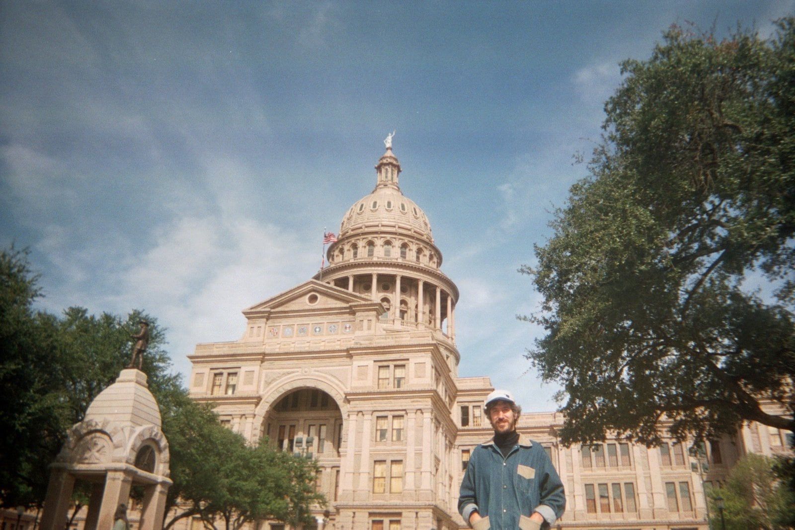 Baptiste W. Hamon devant le Capitol de l'Etat du Texas