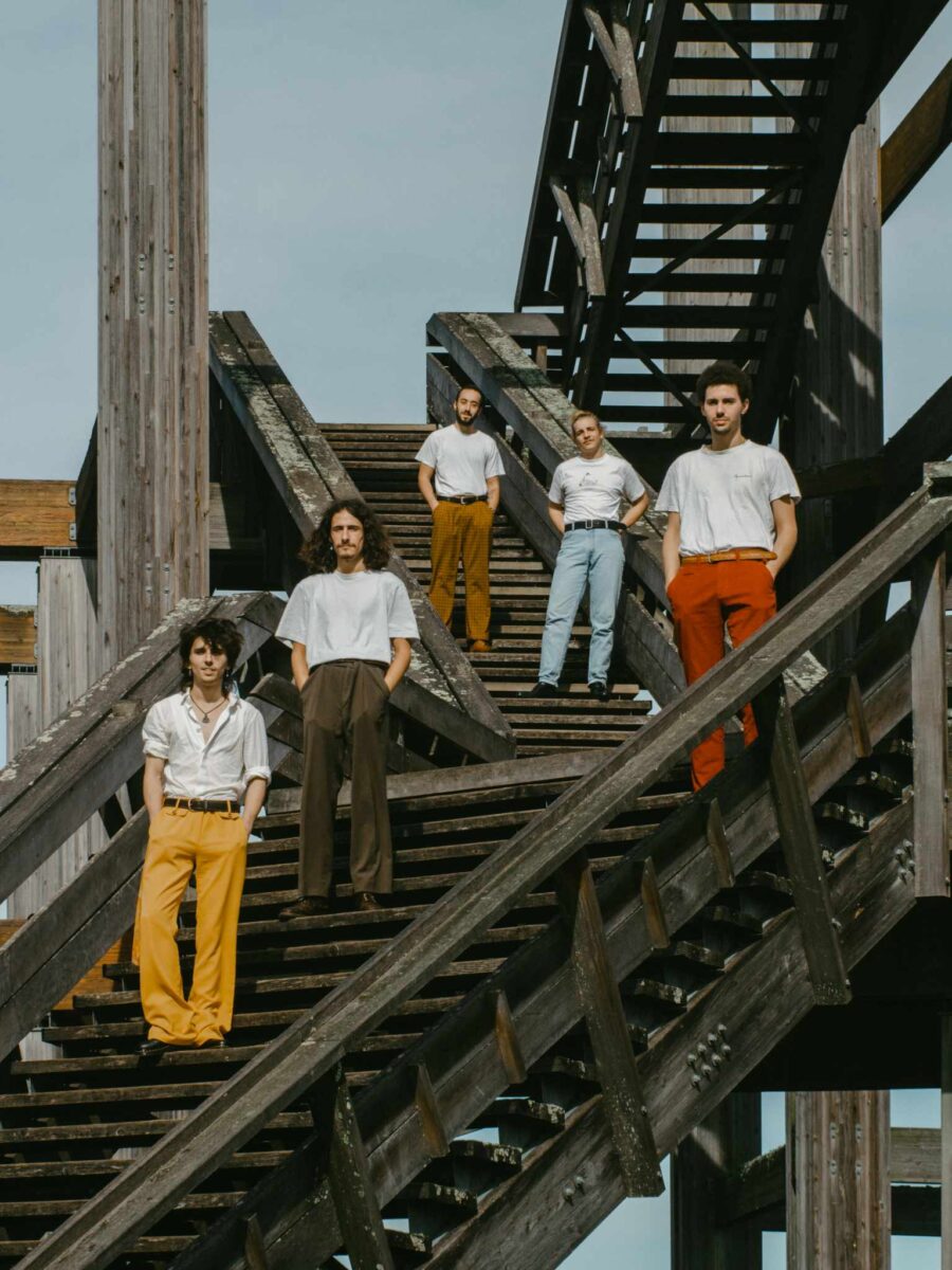 The Barking Spiders : Rodolphe Bourrier (basse, chant), Julien Serre (guitare, chant), Nils Nooy (guitare, chant), Elliott Nattrass (batterie, chant) et Quentin de Cazes (claviers, chant). Crédits photo : Jordan Parr.
