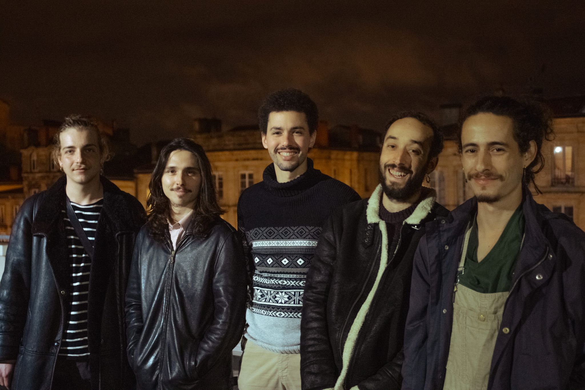 The Barking Spiders : Nils Nooy (guitare, chant), Elliott Nattrass (batterie, choeur), Quentin de Cazes (claviers, choeur), Julien Serre (guitare, chant), Rodolphe Bourrier (basse). (Crédits photo : Jordan Parr)
