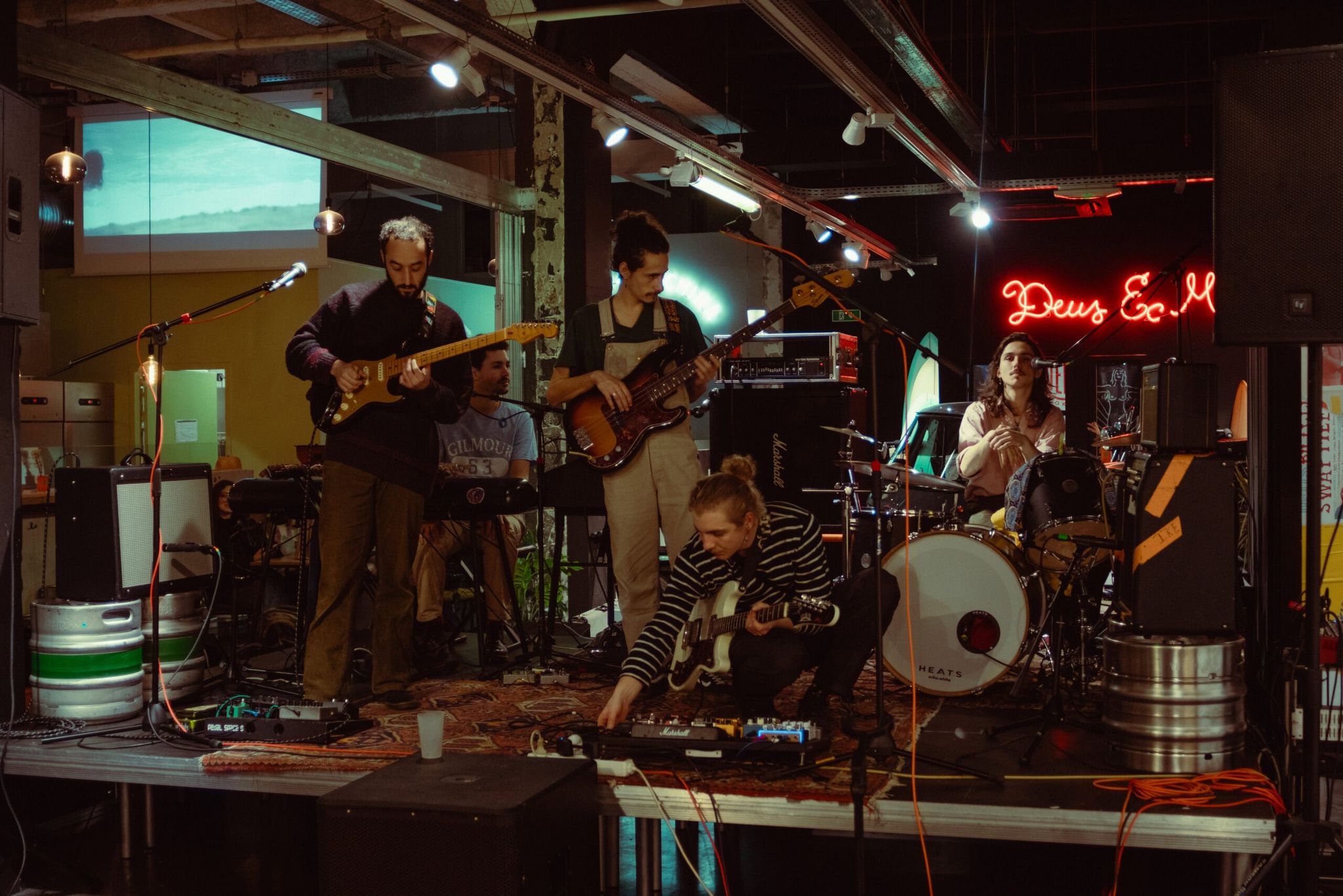 The Barking Spiders durant leurs balances au shop Deus Ex Machina. (Crédits photo : Jordan Parr)