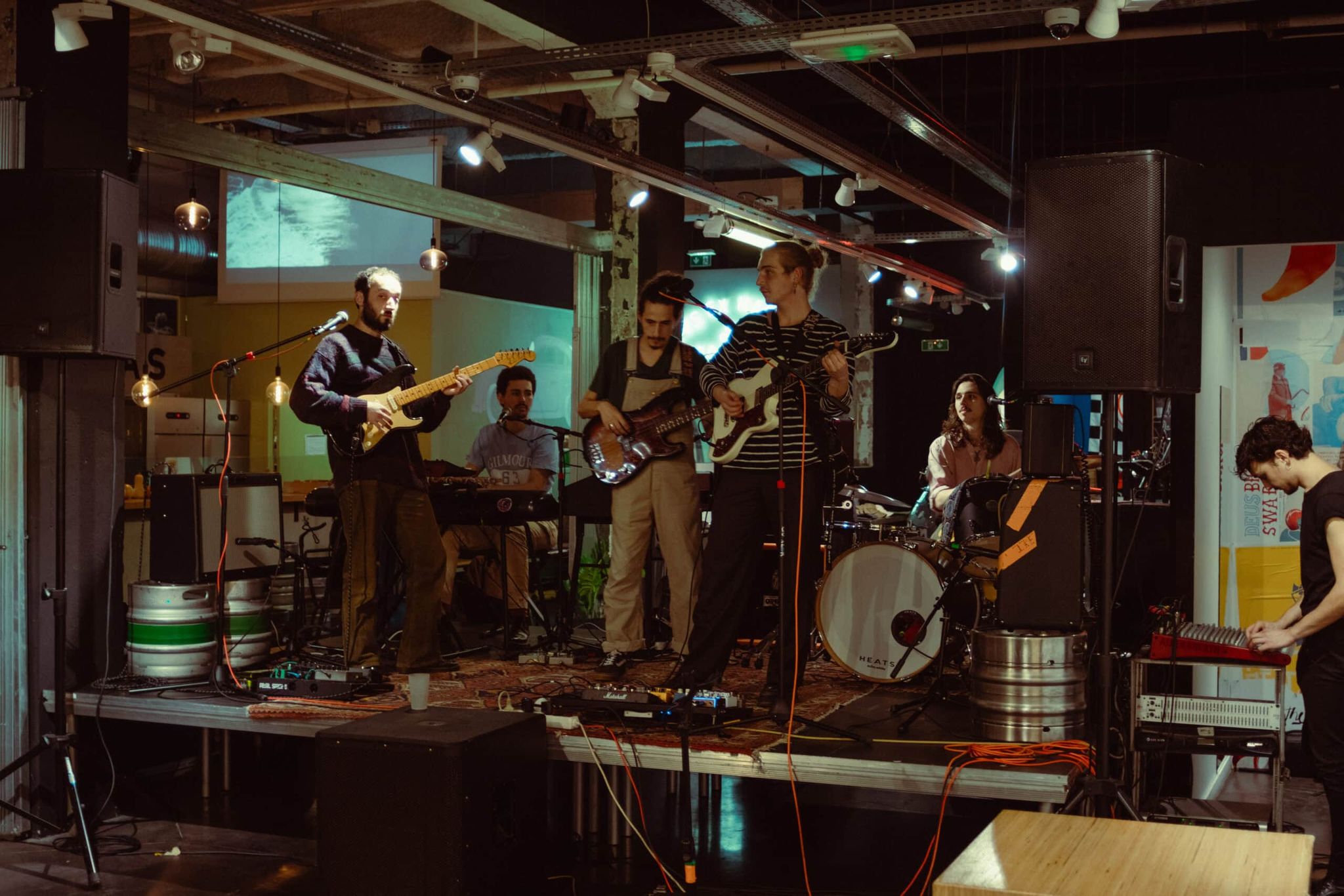 The Barking Spiders durant leurs balances au shop Deus Ex Machina. (Crédits photo : Jordan Parr)
