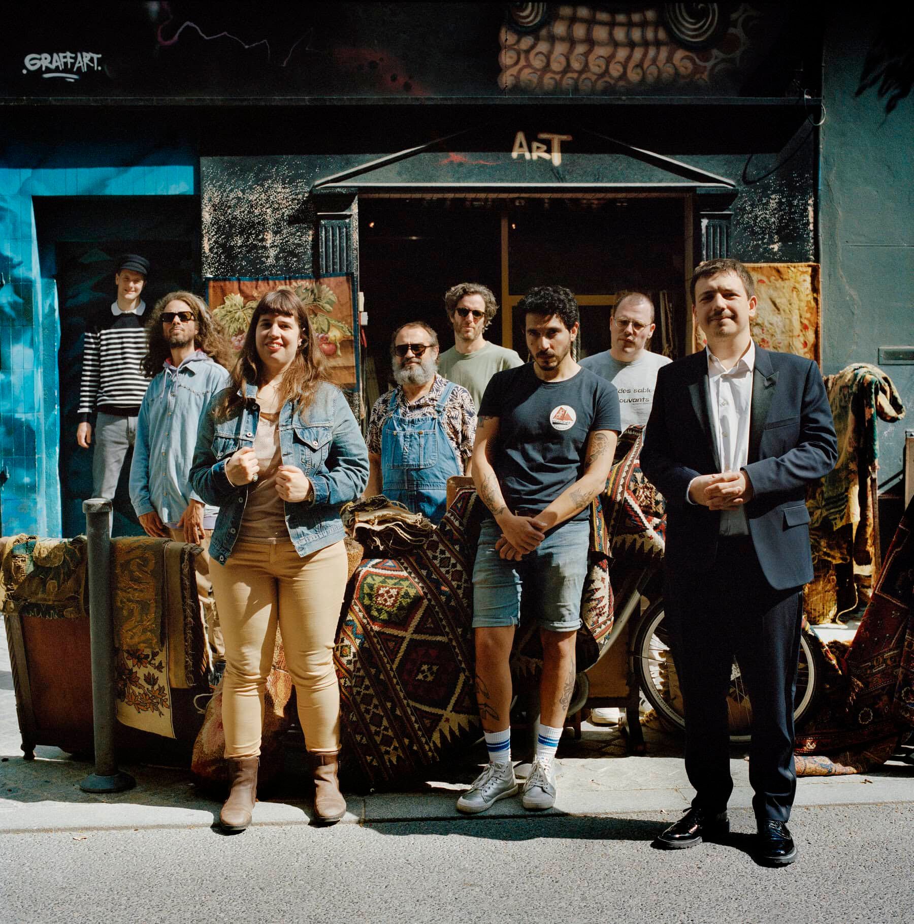 Astéréotypie avec de gauche à droite: Aurélien Lobjoit, Arthur B. Gillette, Claire Ottaway, Eric Tafani, Benoît Guivarch, Christophe L'Huillier, Yohann Goetzmann et Stanislas Carmont, photographiés à Saint-Ouen le 25 mai 2024 par Mathieu Zazzo