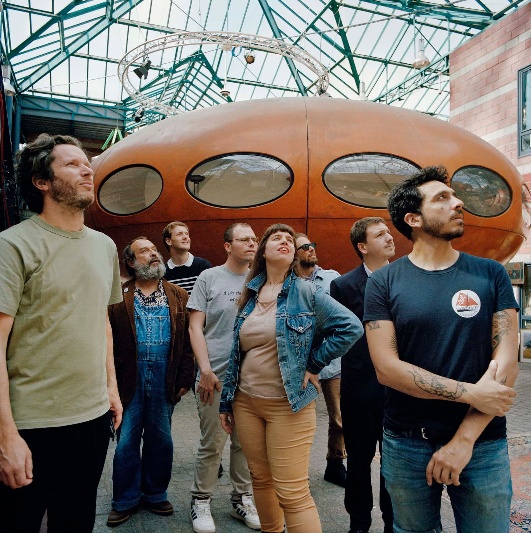Astéréotypie, avec de gauche à droite: Benoît Guivarch, Eric Tafani, Aurélien Lobjoit, Yohann Goetzmann, Claire Ottaway, Arthur B. Gillette, Stanislas Carmont et Christophe L'Huillier, photographiés à Saint-Ouen le 25 mai 2024 par Mathieu Zazzo