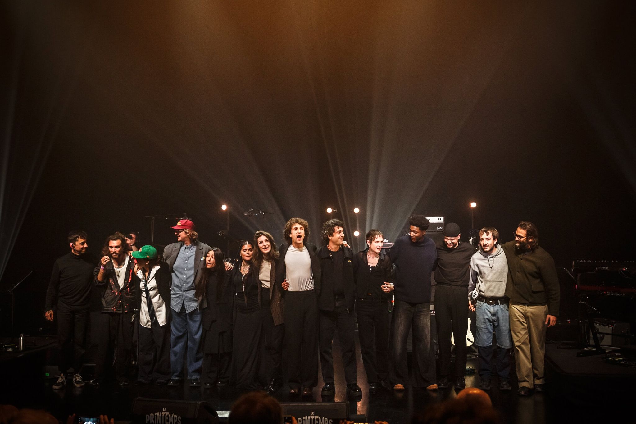 Le concert création dirigé par Terrenoire au printemps de Bourges. Avec, de gauche à droite : les membres du groupe de Terrenoire, Marguerite Thiam (casquette verte), Voyou, Noor, Lazuli, Fishbach, Théo et Raphaël de Terrenoire, Œte, Aupinard, puis The Doug entre deux membres du groupe de Terrenoire. (c) Antoine Monegier du Sorbier