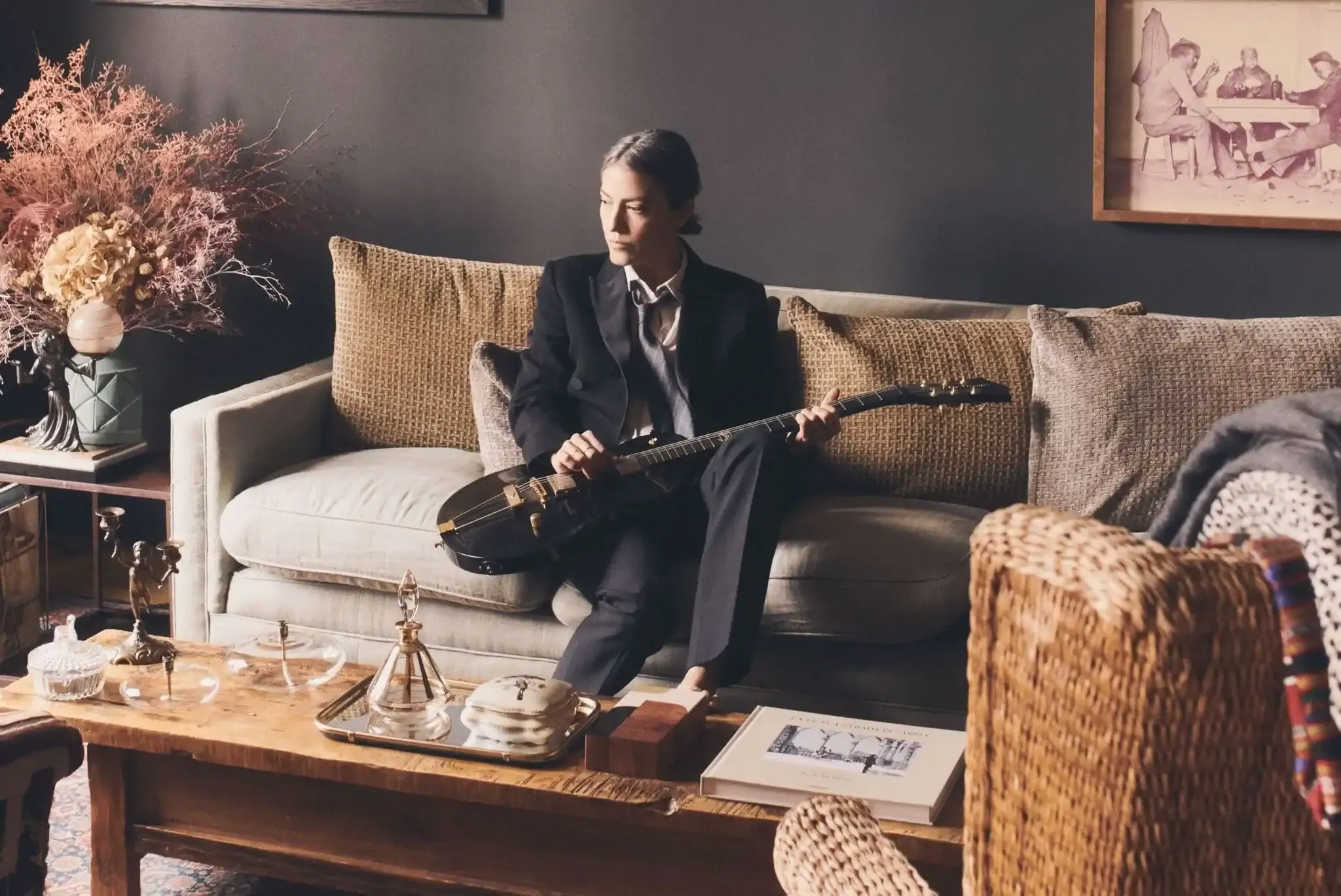 La,chanteuse qui, avec Benjamin Biolay, a coécrit Jardin d'Hiver, dans son appartement parisien. Crédit photo : Amit Israeli.