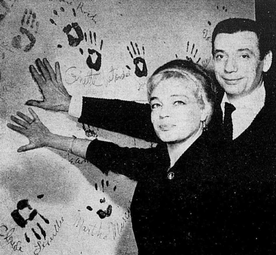 Simone Signoret et Yves Montand devant le mur d'honneur de Chez Bozo, Photo Journal, vol.23, 36 (semaine du 19 au 26 décembre 1959).