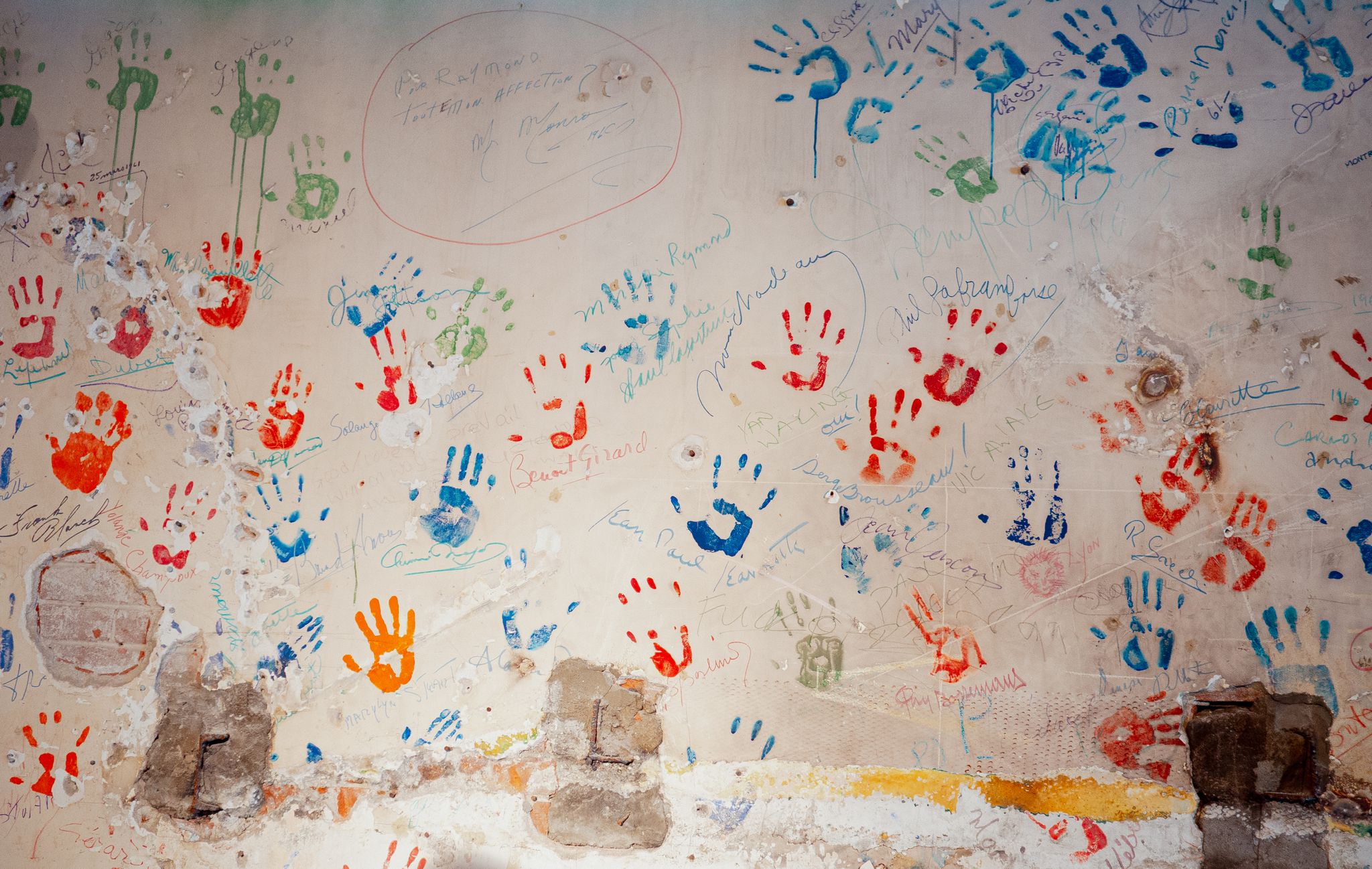 Le mur emblématique des Bozos, rassemblant 90 empreintes de mains et signatures de personnalités locales et internationales des années 50.
