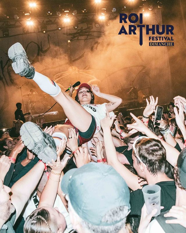 Retour sur le dernier jour du festivalduroiarthur Beaucoup de bains de foule ce dernier jour. Slam et circle pit sur…
