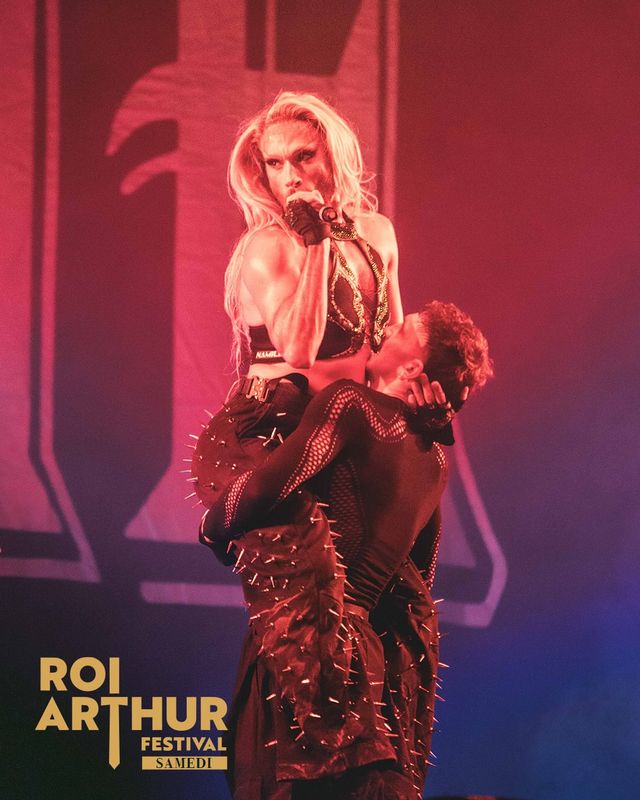Retour sur le 2e jour du festivalduroiarthur On aura vu la show girl pichecometrue qui nous a clairement fait tourner…
